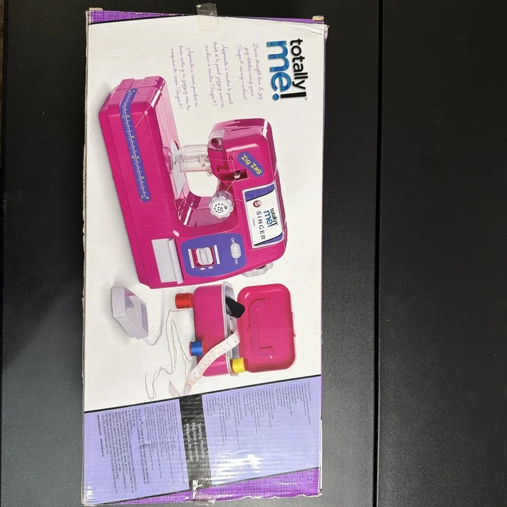 Totally Me! Toy Singer Sewing Machine & Case Toys R Us T2202 New (box damage) 6+